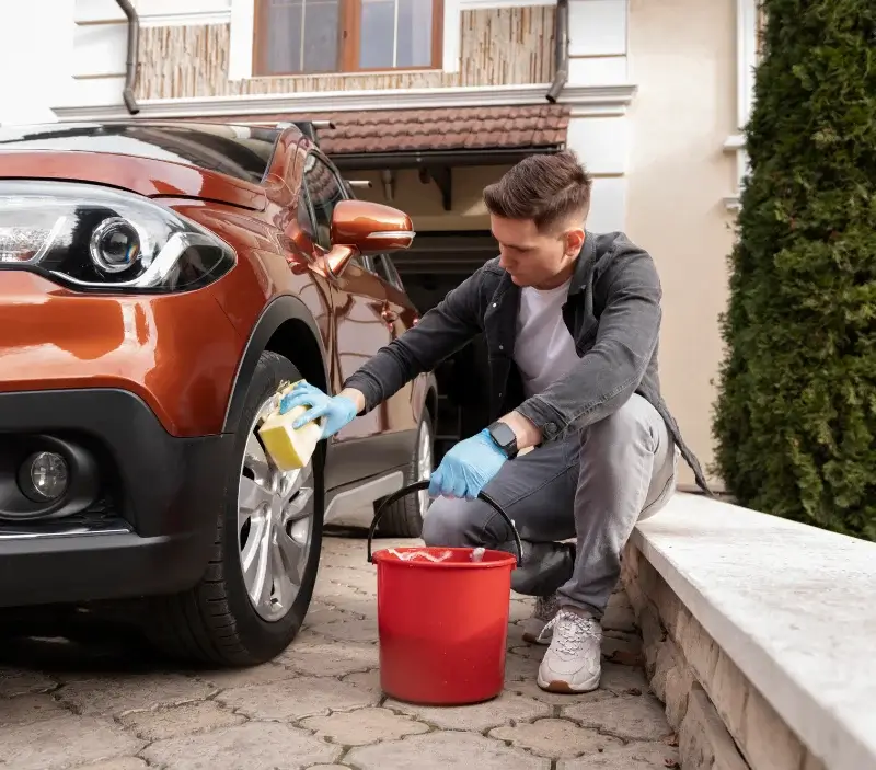Lavage auto à domicile Courçais : professionnel intervenant sur un véhicule